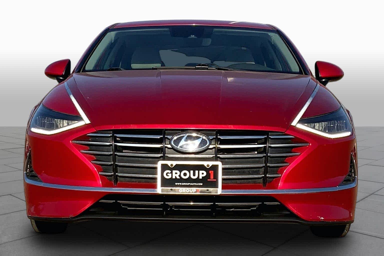 Used 2021 Calypso Red Hyundai SE image 3
