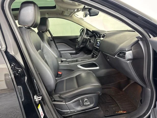 Used 2020 Black Jaguar 30t Prestige image 4