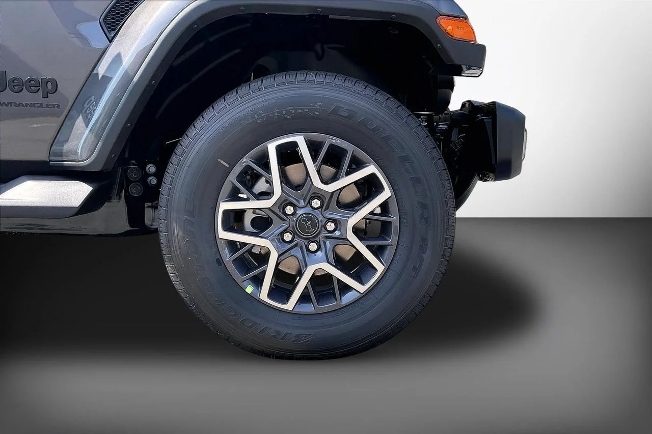 New 2026 Granite Crystal Metallic Clear-Coat Exterior Paint Jeep Sahara image 32
