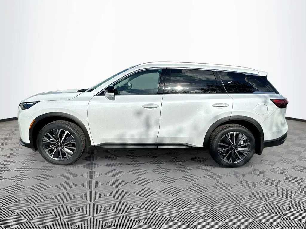 Used 2027 White INFINITI LUXE image 8