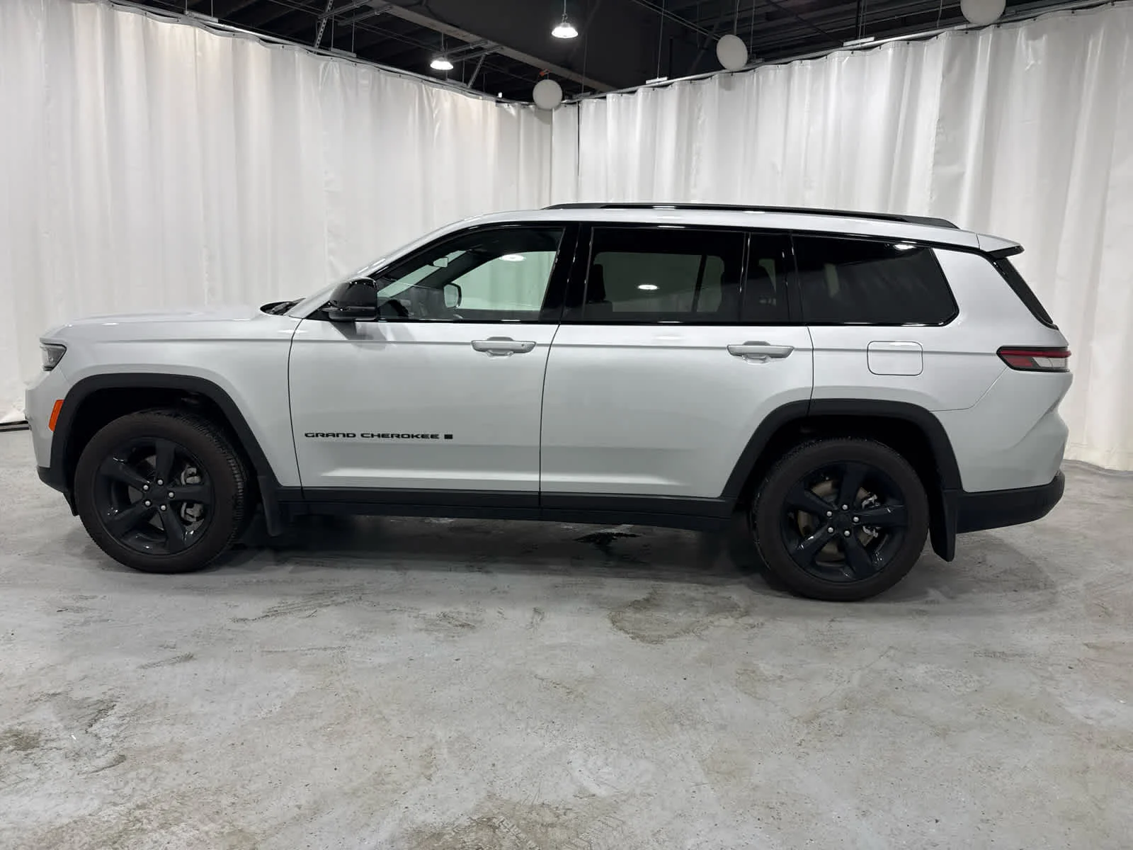 Used 2025 Silver Jeep Altitude 4x4 image 2