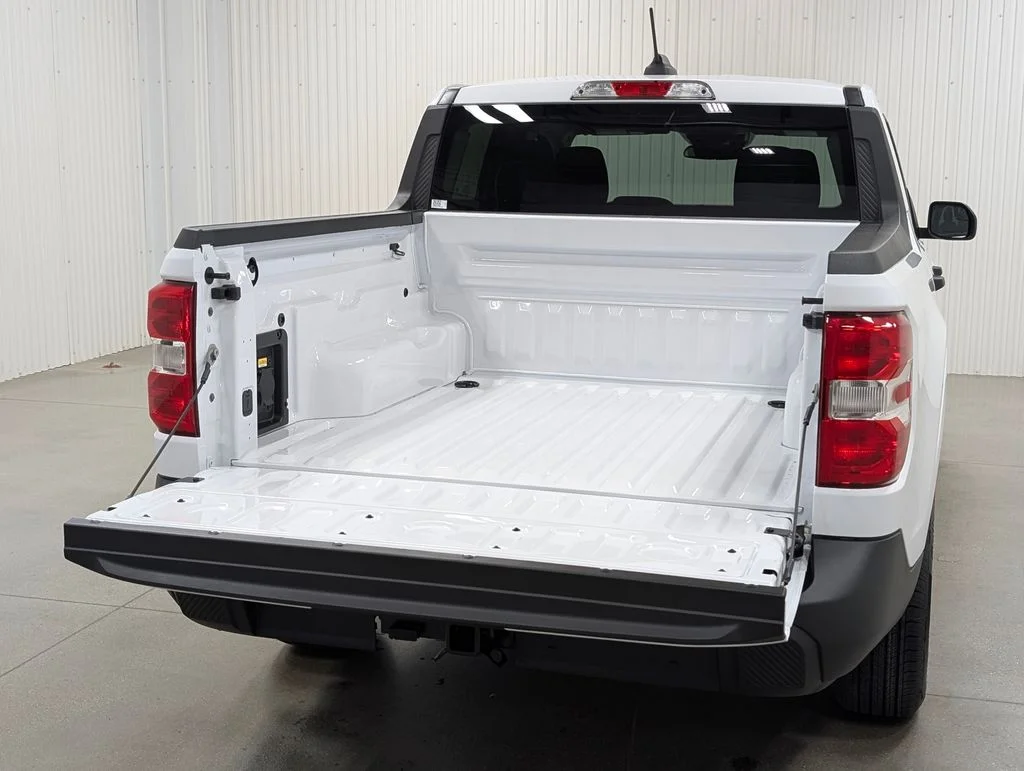 New 2026 Oxford White Ford XLT image 7