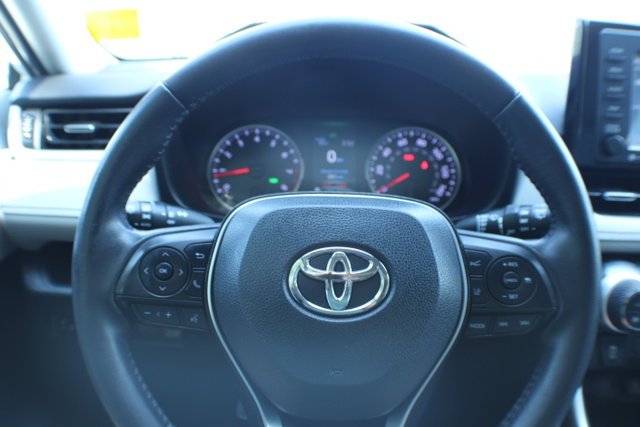 Used 2020 Super White Toyota XLE Premium image 9