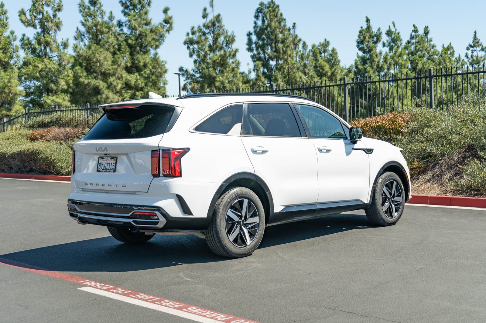 Used 2022 White Pearl Kia EX image 9