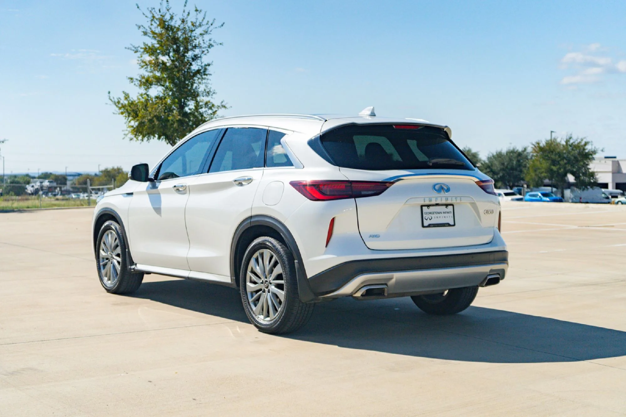 Certified Used 2025 White INFINITI LUXE image 6