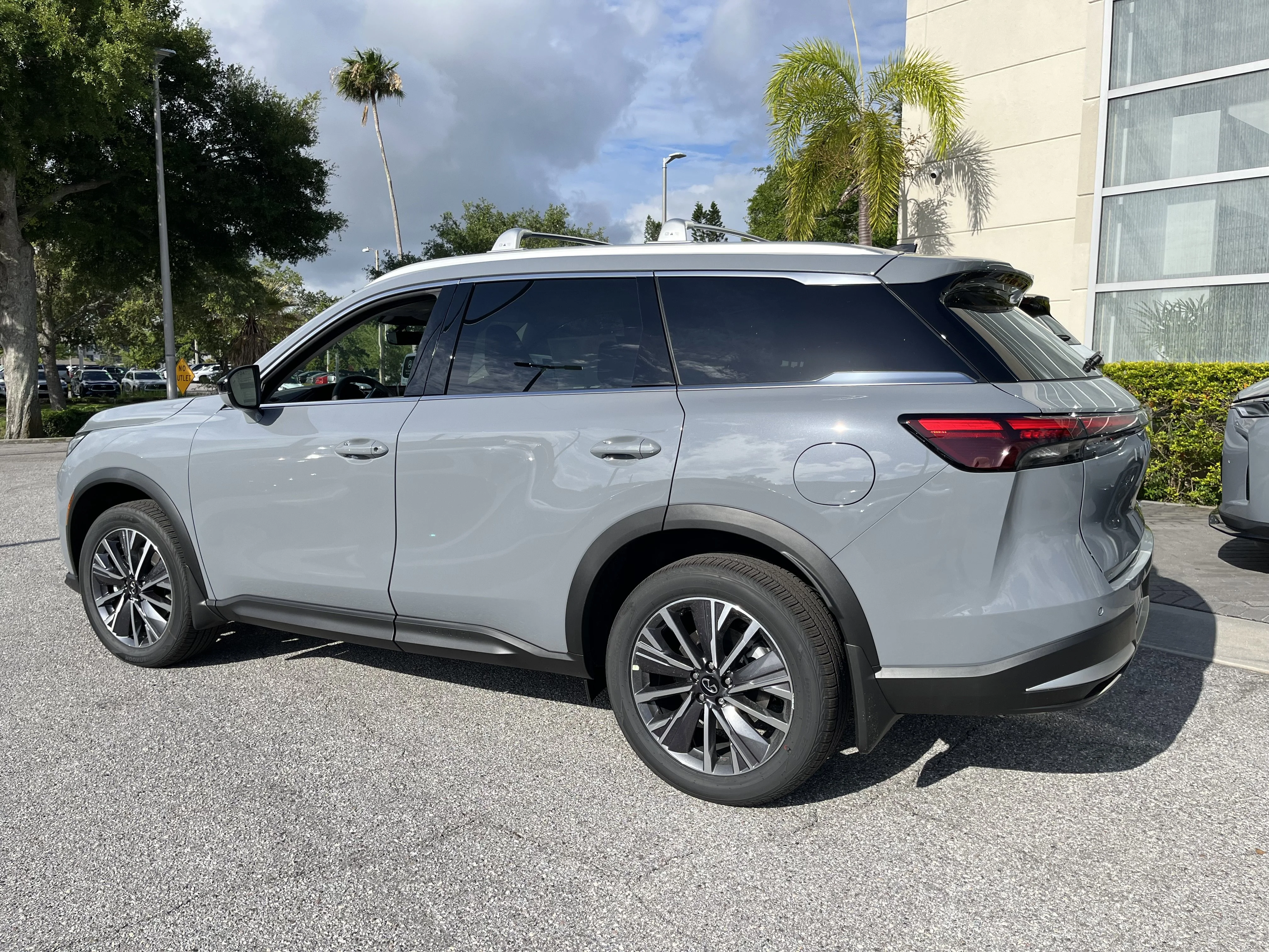 New 2027 Harbor Gray INFINITI LUXE image 3
