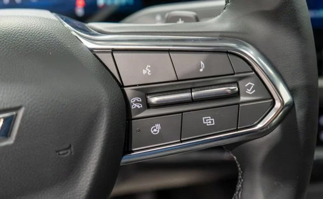 New 2027 Summit White Chevrolet LT image 18