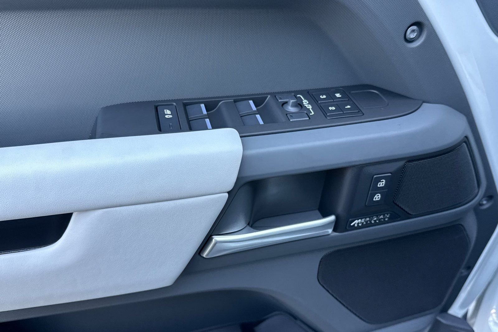 New 2026 Fuji White Land Rover X-Dynamic SE image 10