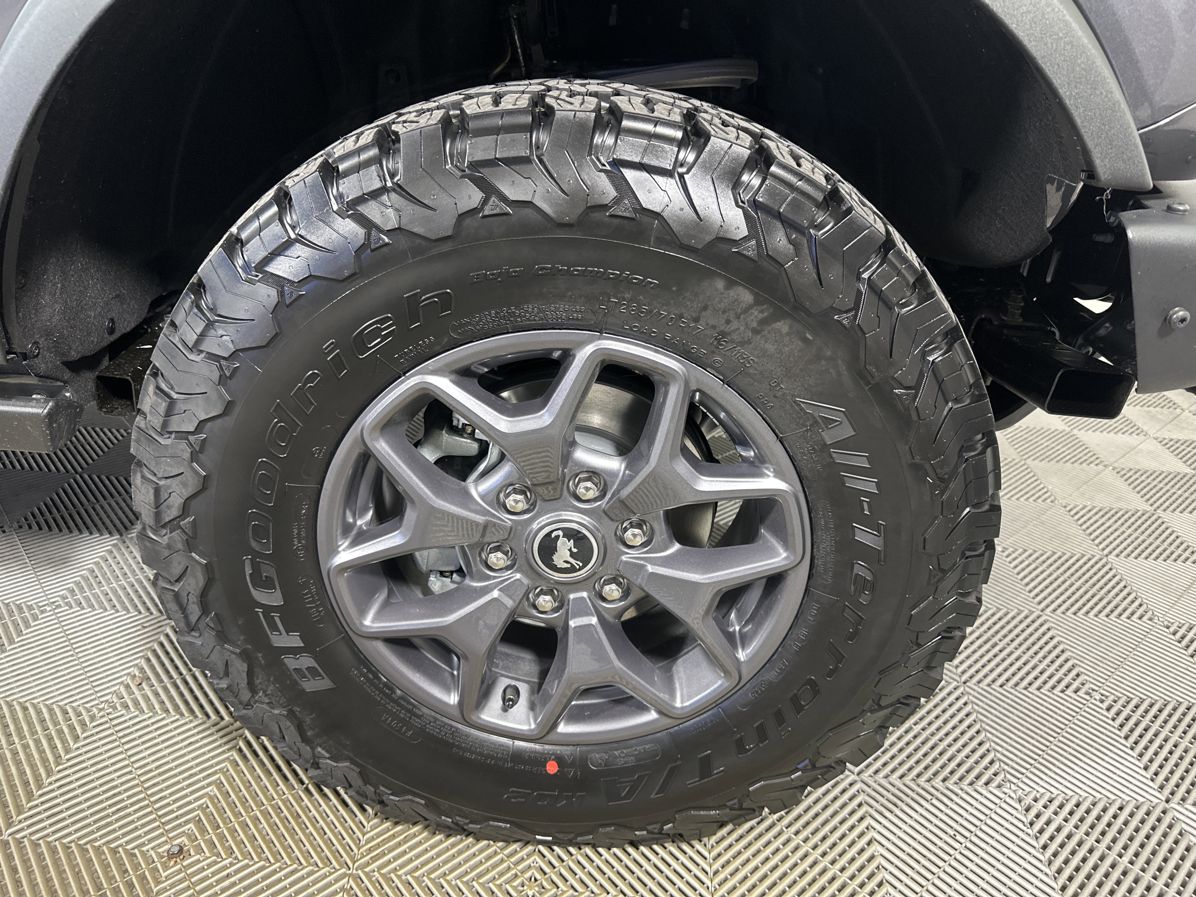 New 2025 CARBONIZED GRAY MET Ford Badlands image 26