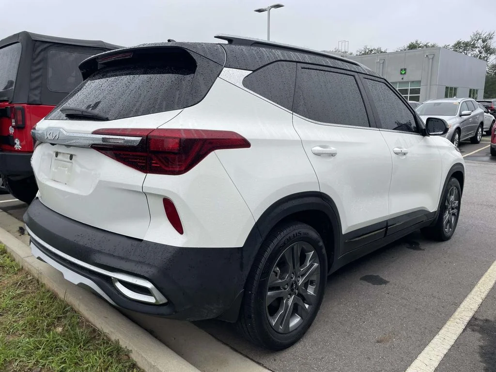Used 2023 Clear White/Black Roof Kia S image 4