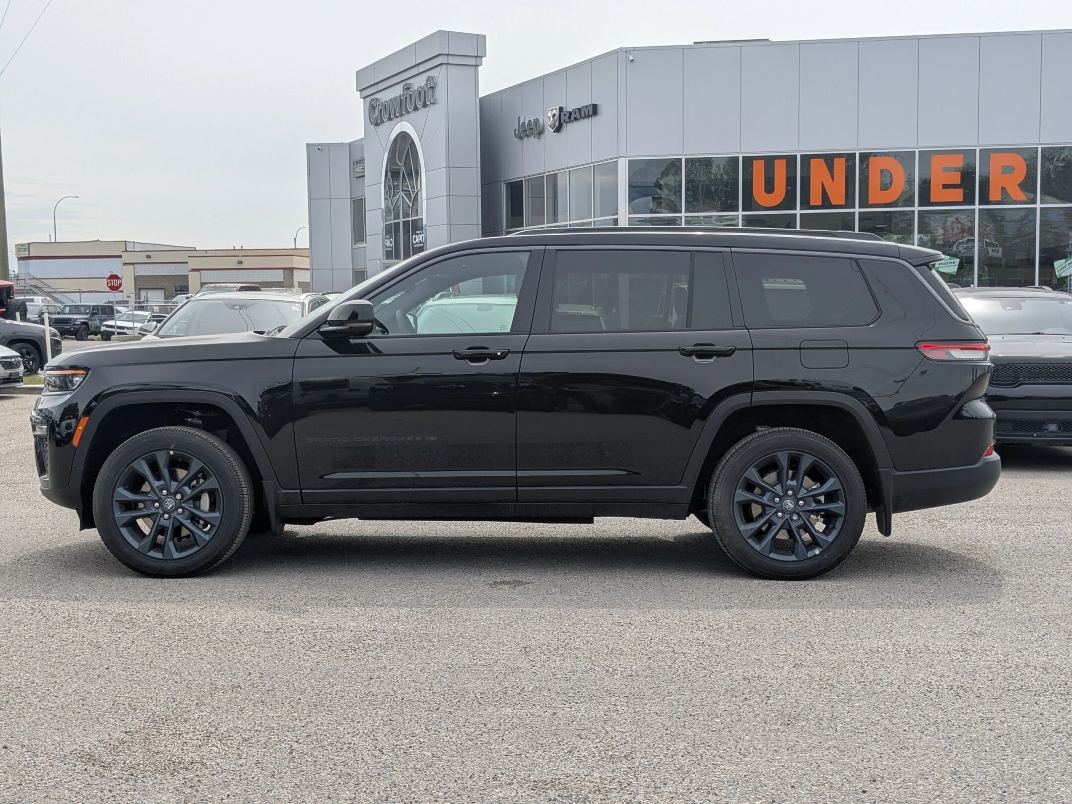 New 2026 Black Jeep 85th Anniversary - - Pkg 2C7 - CommandView Pano Sunroof - 2nd Row Captains - Trailer Tow & More! image 5