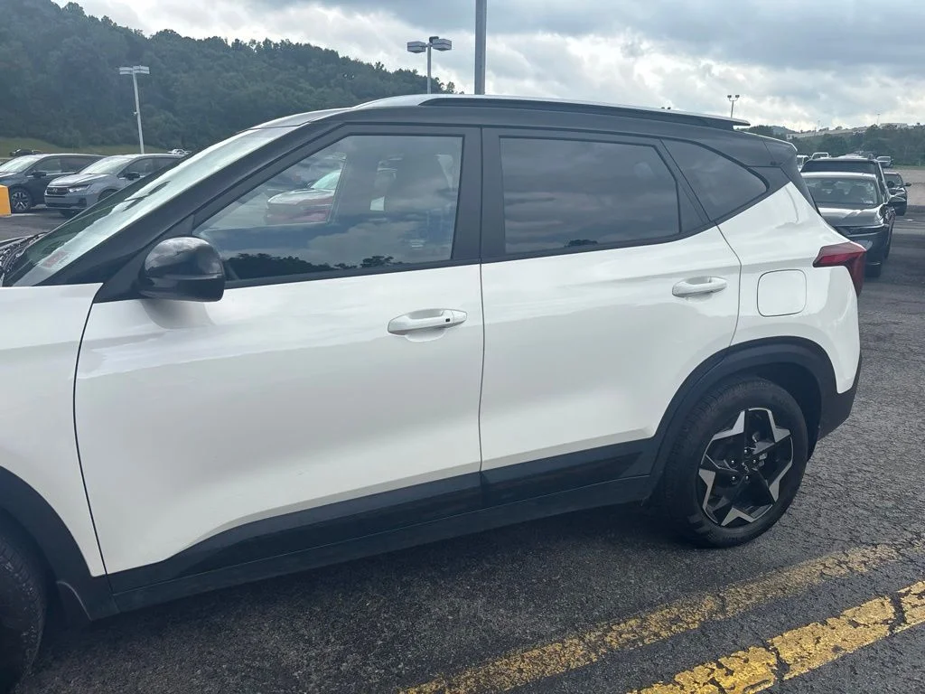Used 2025 White Kia S image 5