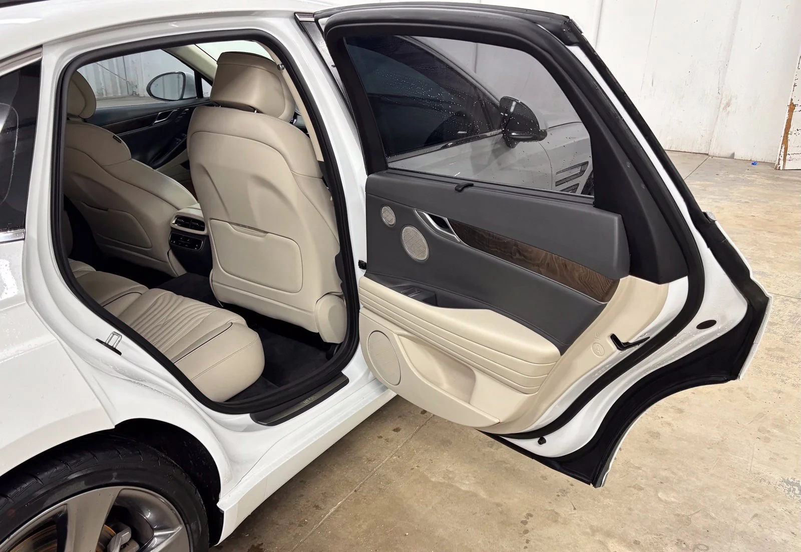 Used 2021 White Genesis 3.5T image 19