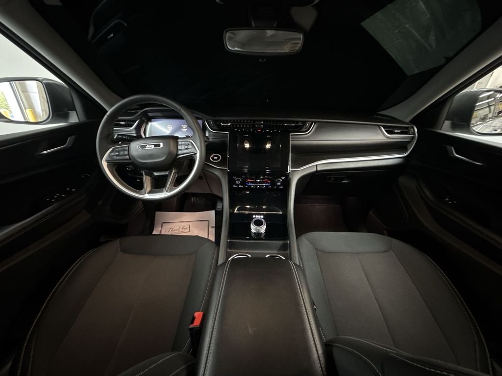 Used 2023 Silver Jeep Laredo image 19