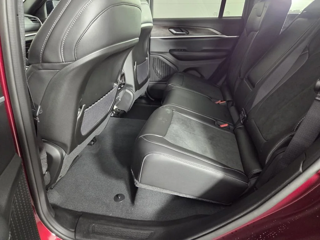 New 2026 Velvet Red Pearl-Coat Exterior Paint Jeep Laredo Altitude image 21