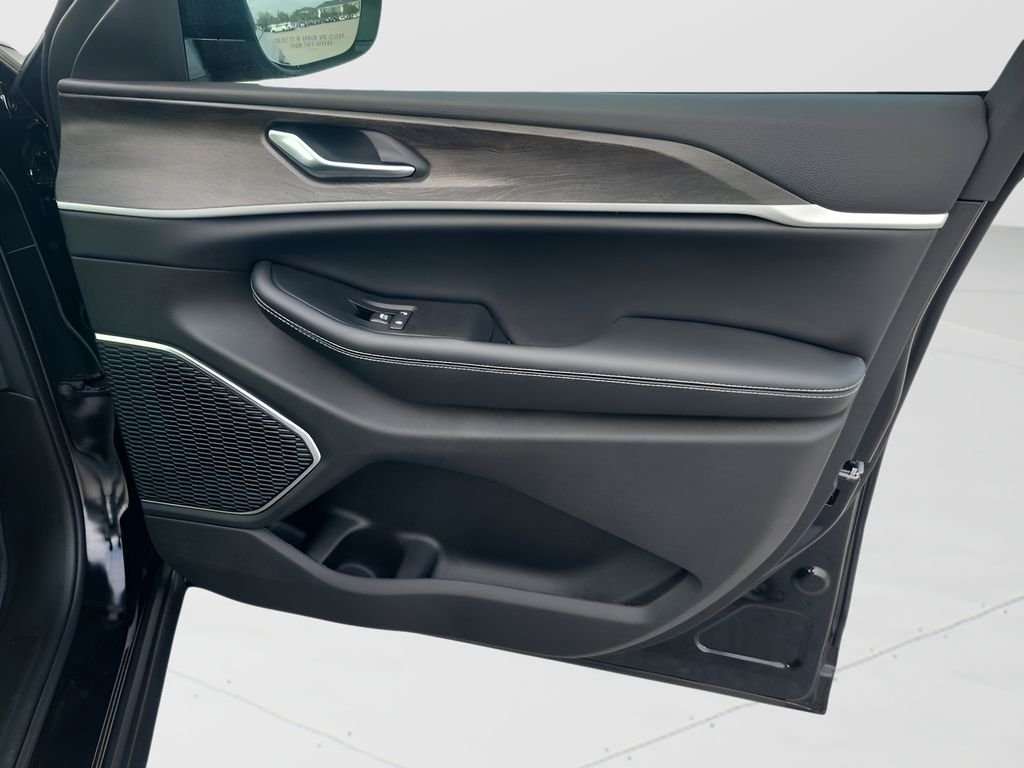 New 2026 Diamond Black Crystal Pearl-Coat Exterior Paint Jeep Limited image 44