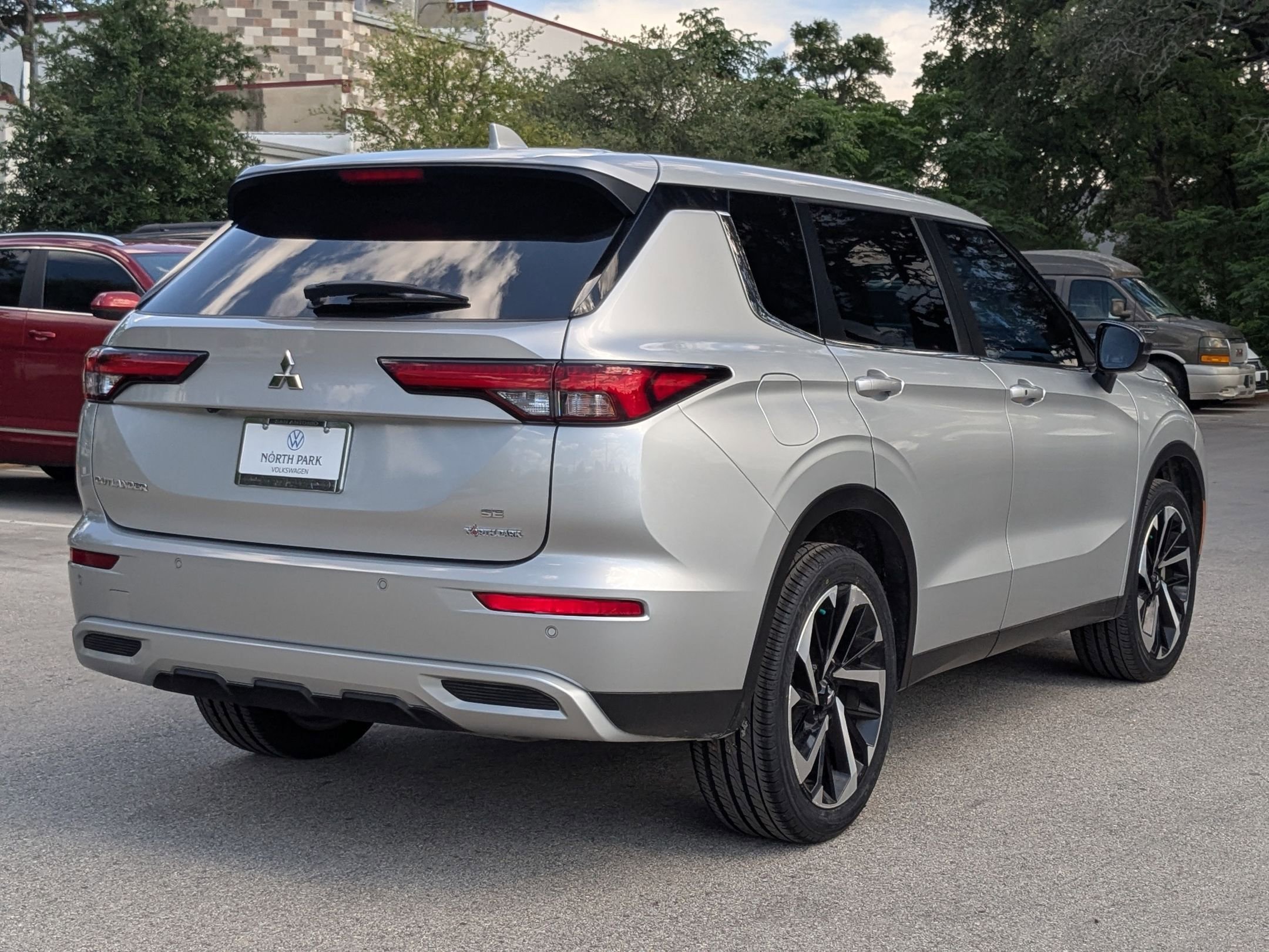 Used 2022 Silver Mitsubishi SE image 3