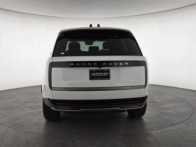 Used 2024  Land Rover SE image 7