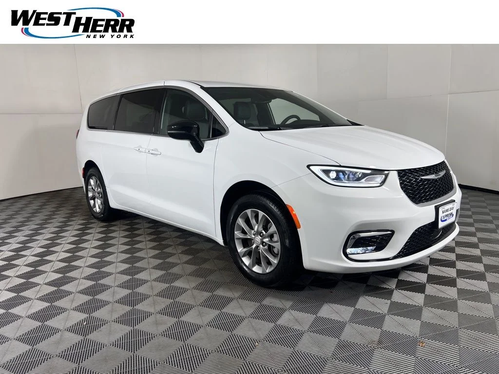 2026 Chrysler Pacifica Select AWD's photo