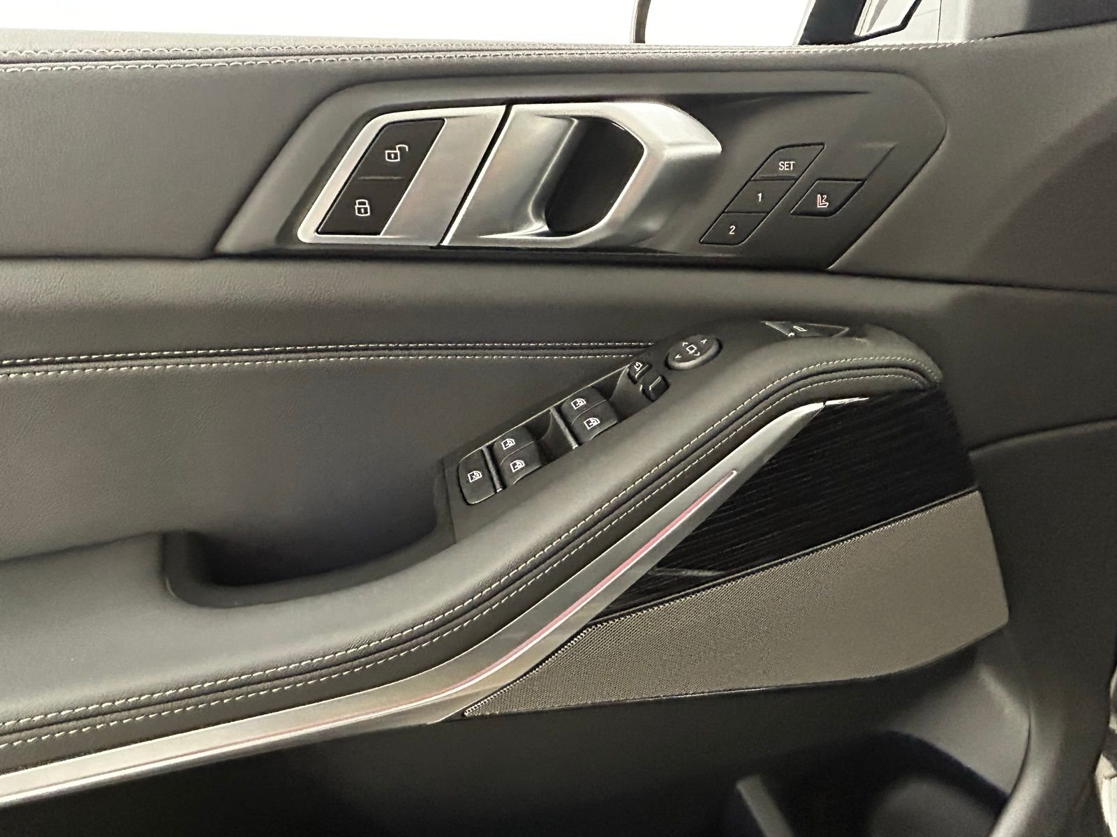 New 2026 Dravit Grey Metallic BMW M60i image 25
