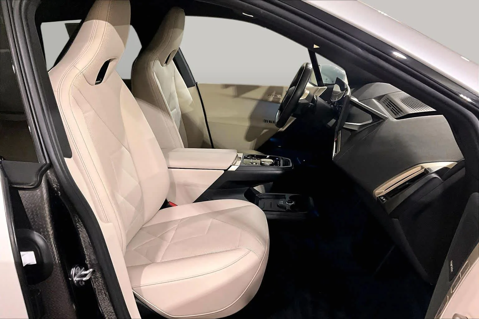 Used 2024 Mineral White Metallic BMW xDrive50 image 7