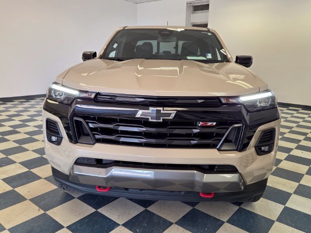 Used 2023  Chevrolet Z71 image 2