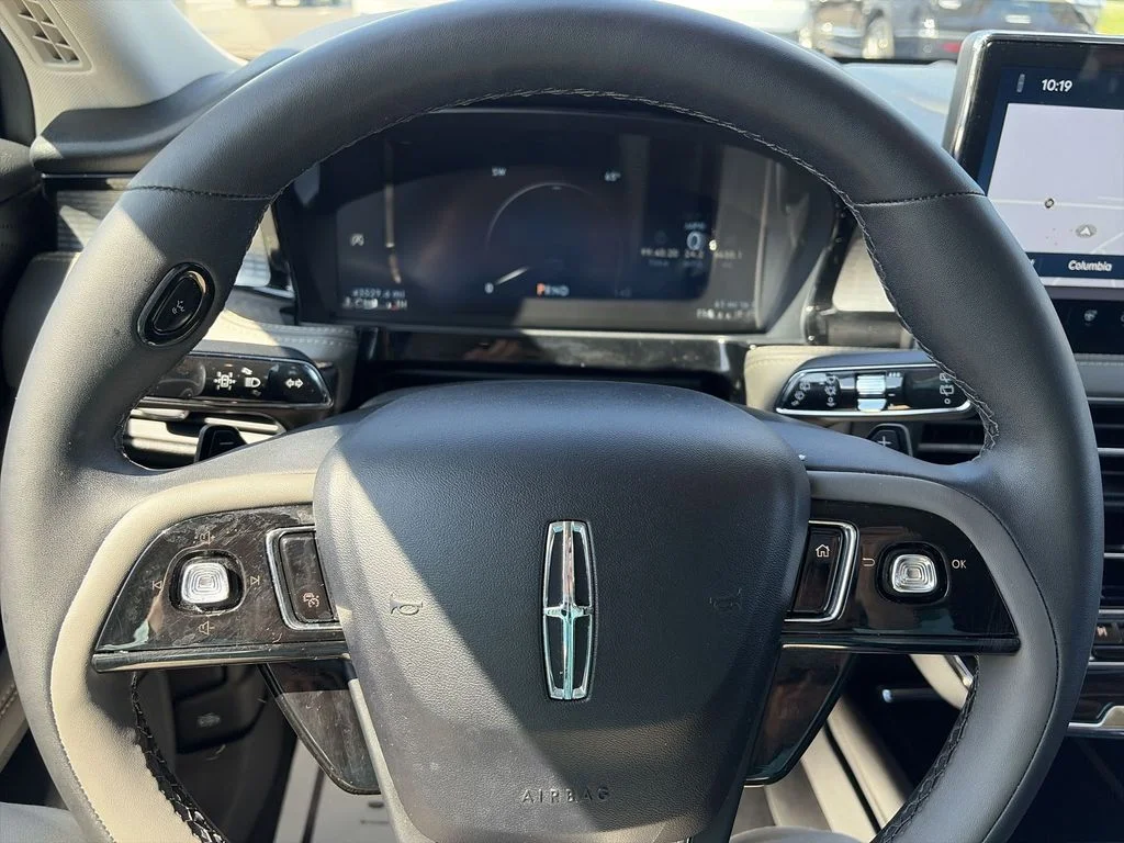 Used 2023 White Lincoln Standard image 14
