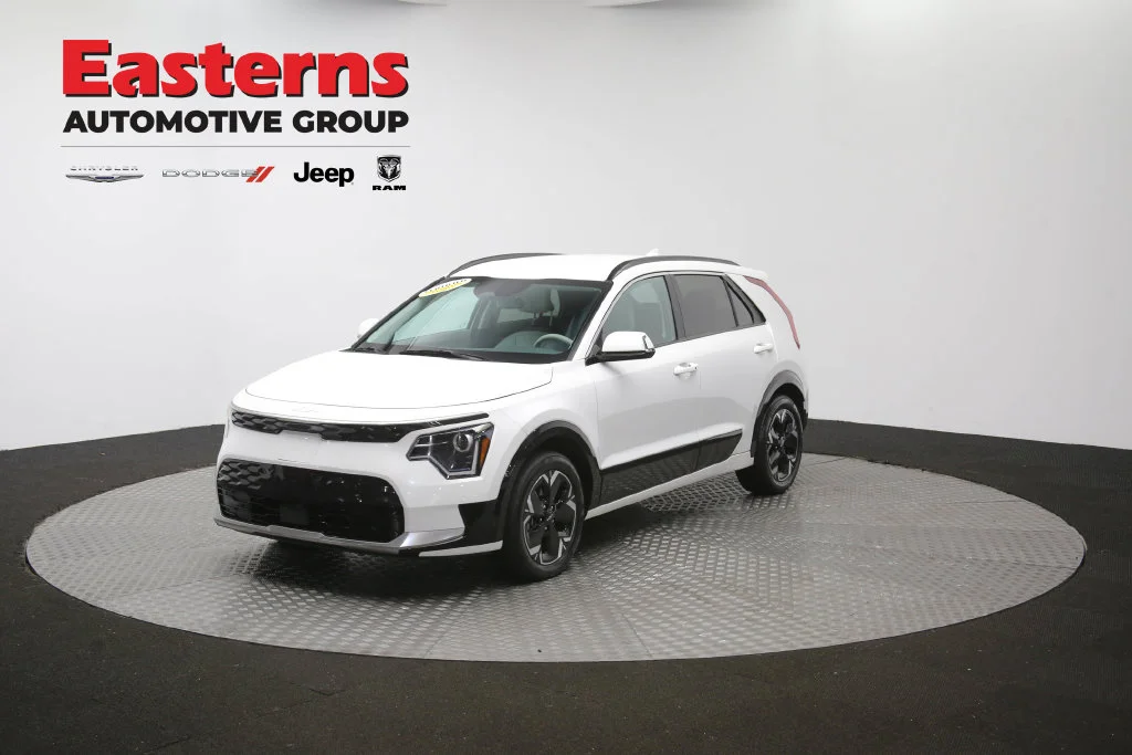 Used 2023 White Kia Wind image 50