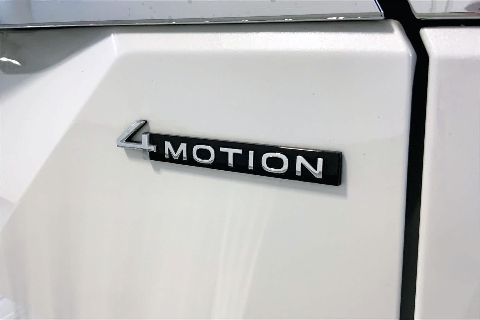 Used 2024 Opal White Pearl Volkswagen 2.0T SEL Premium R-Line image 9