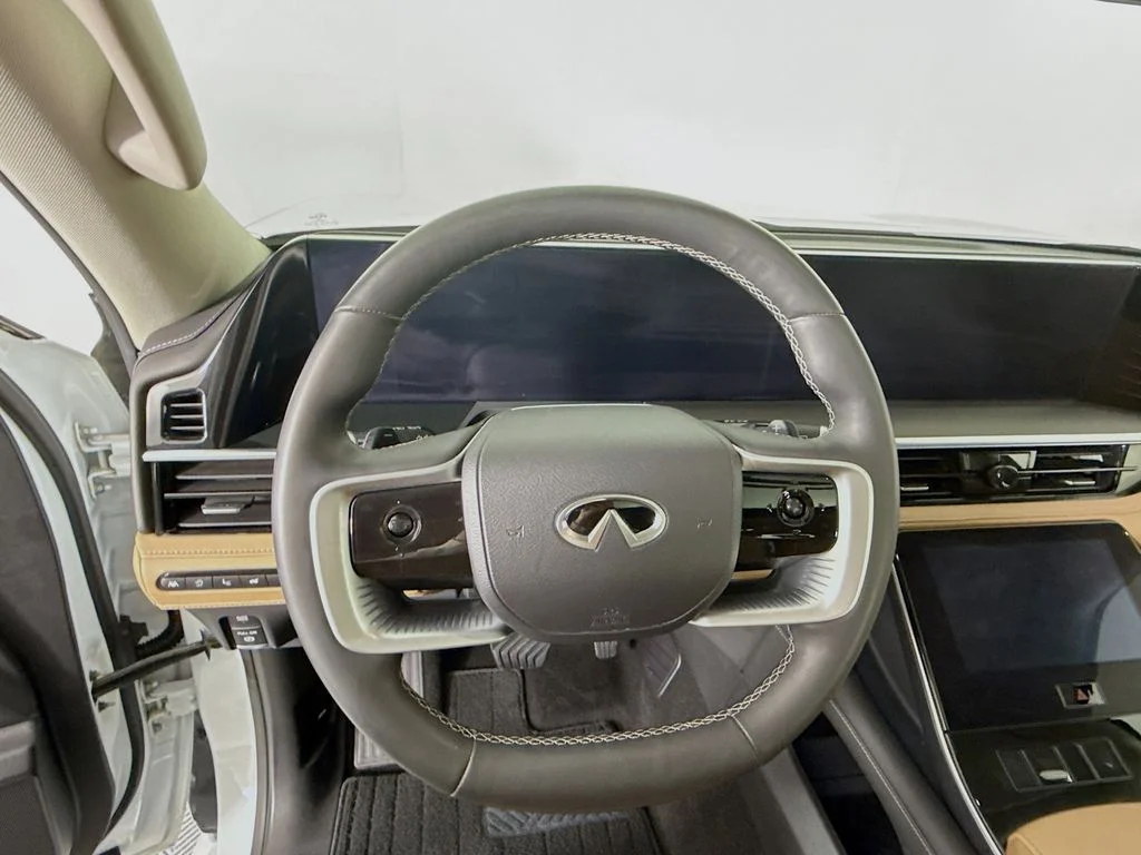 Used 2025 White INFINITI LUXE image 12