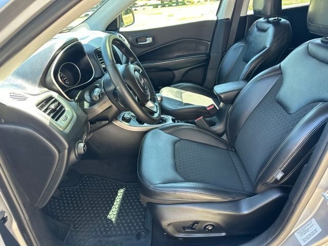 Used 2018 Billet Silver Metallic Clearcoat Jeep Latitude image 11