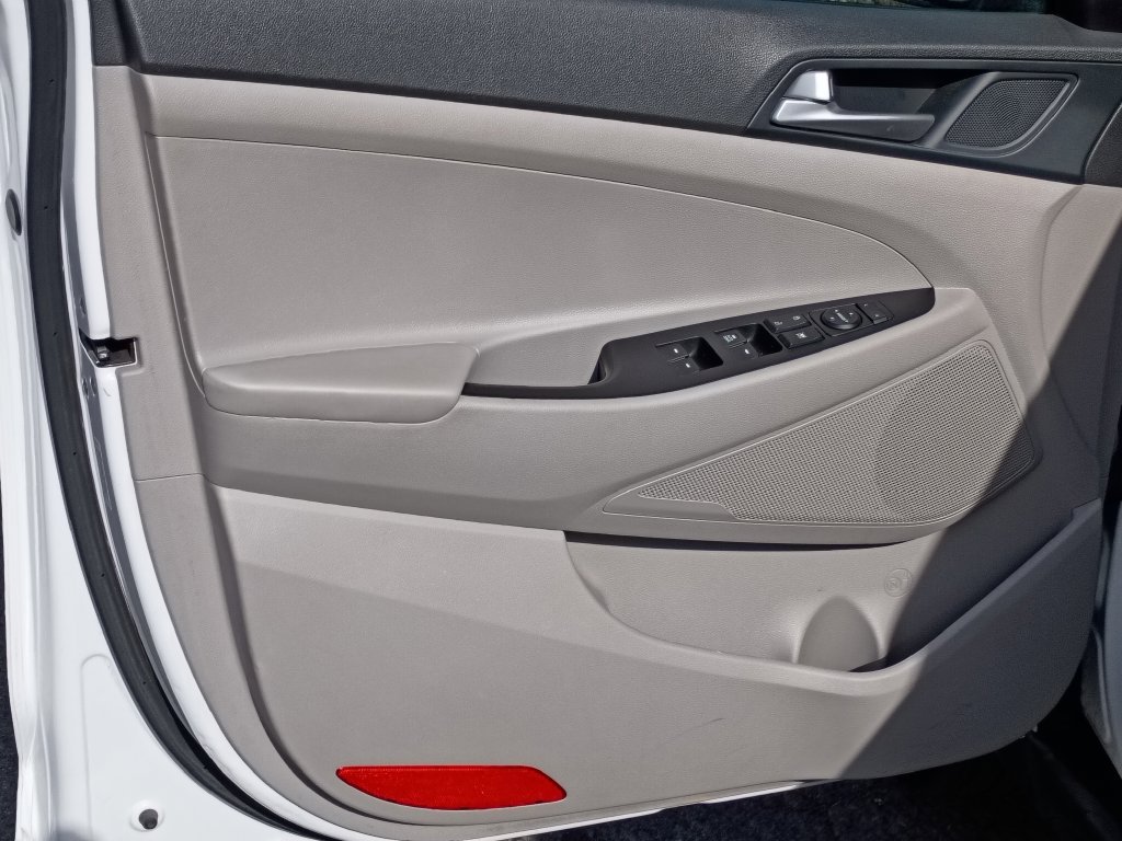 Used 2020 White Hyundai SE image 14