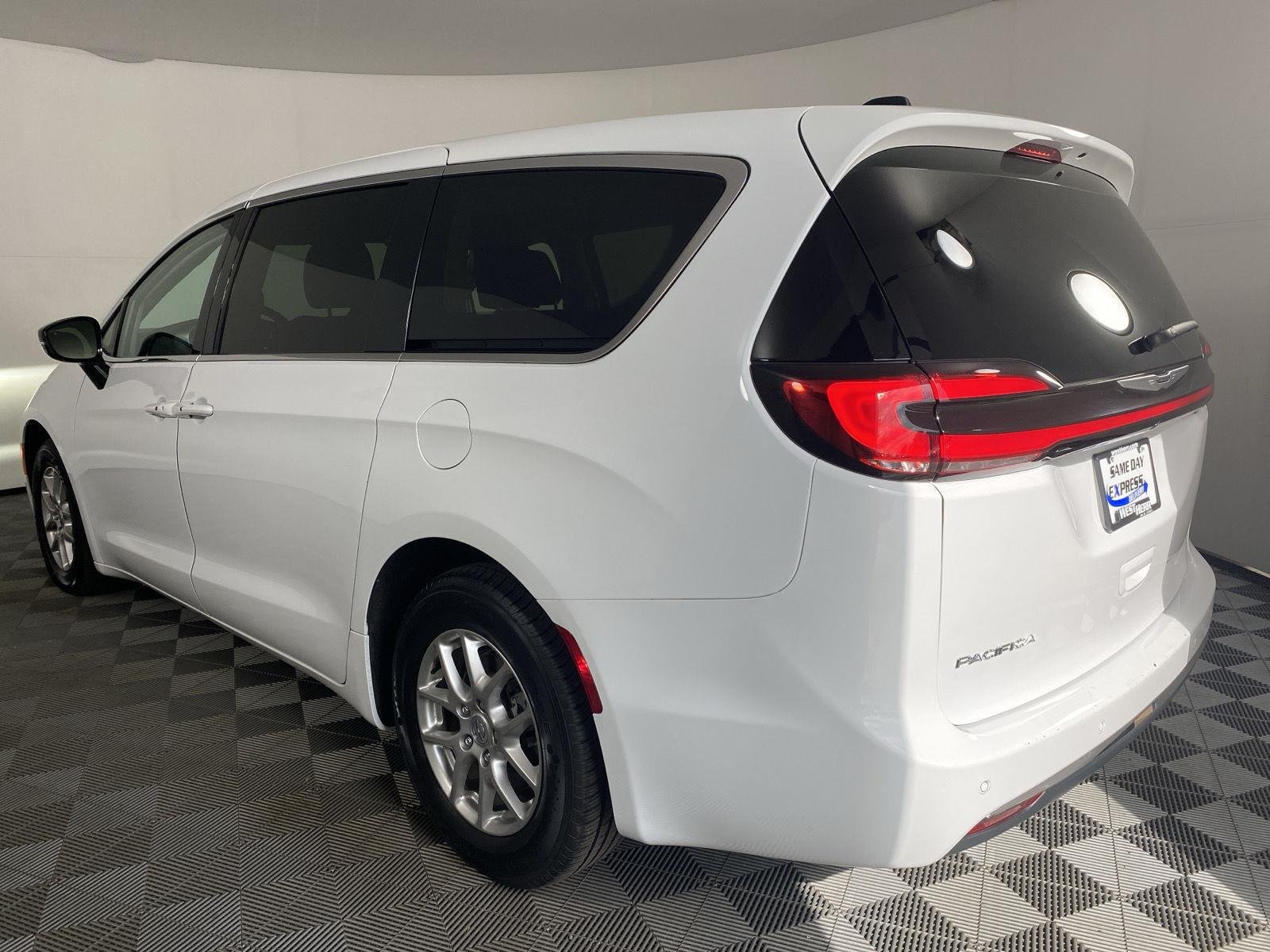 Used 2024 Bright White Clearcoat Chrysler Touring L image 15