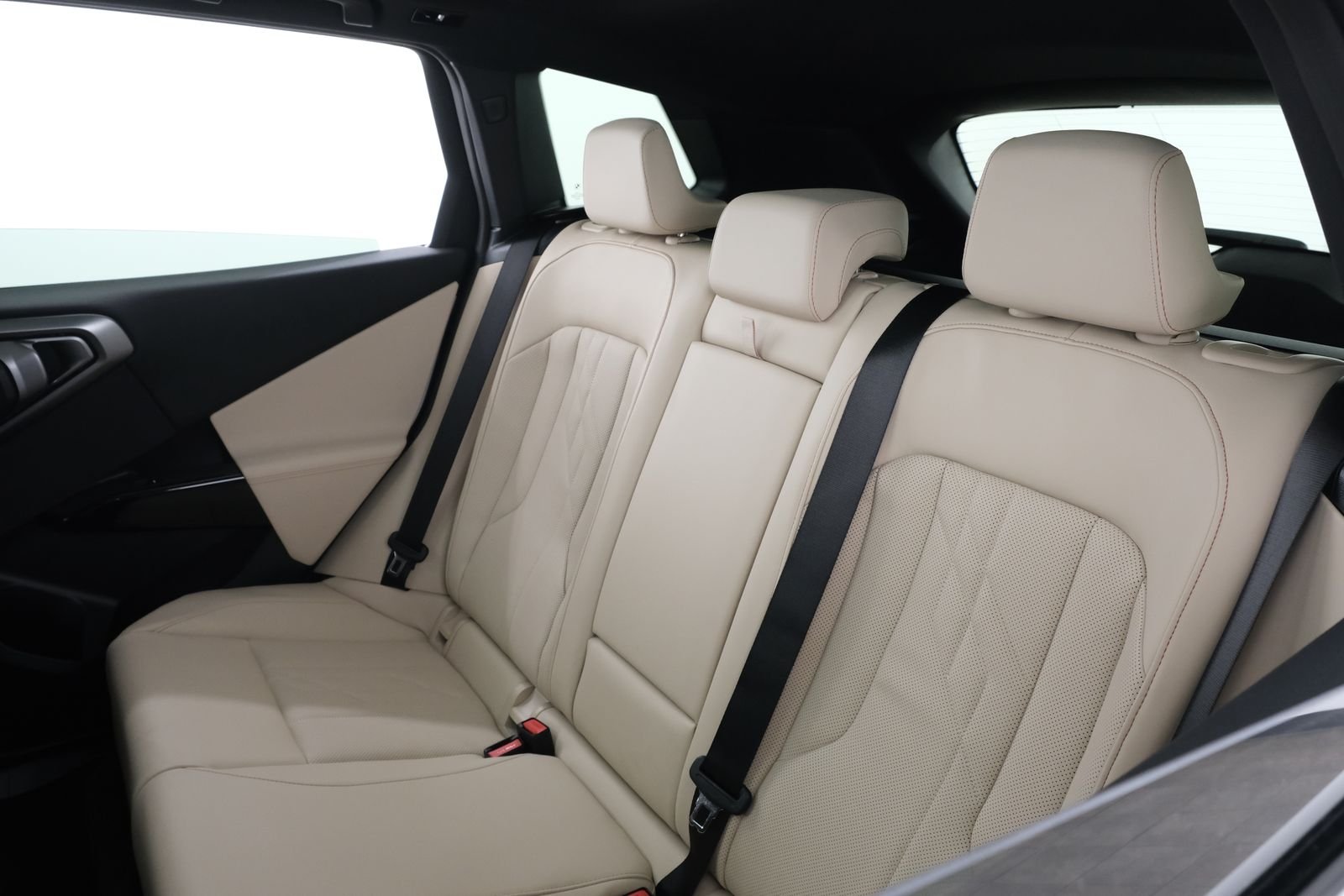 New 2026 Mineral White Metallic BMW 30 xDrive image 31