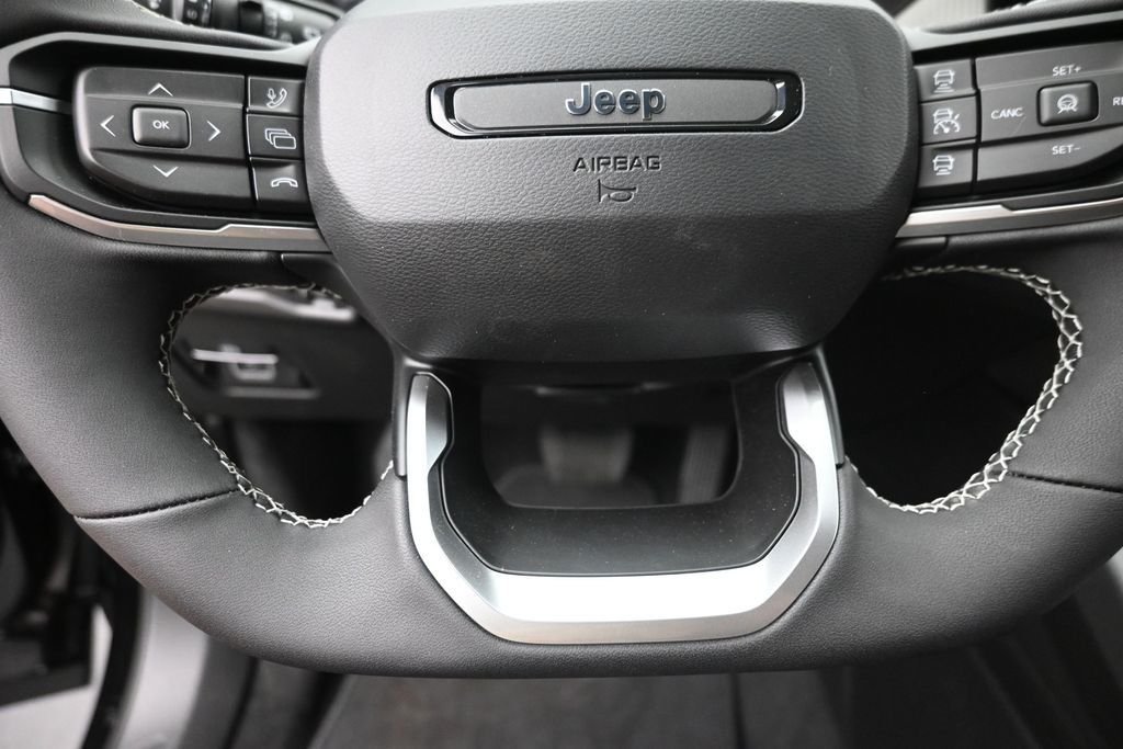 New 2026 Diamond Black Crystal Pearlcoat Jeep Laredo image 14