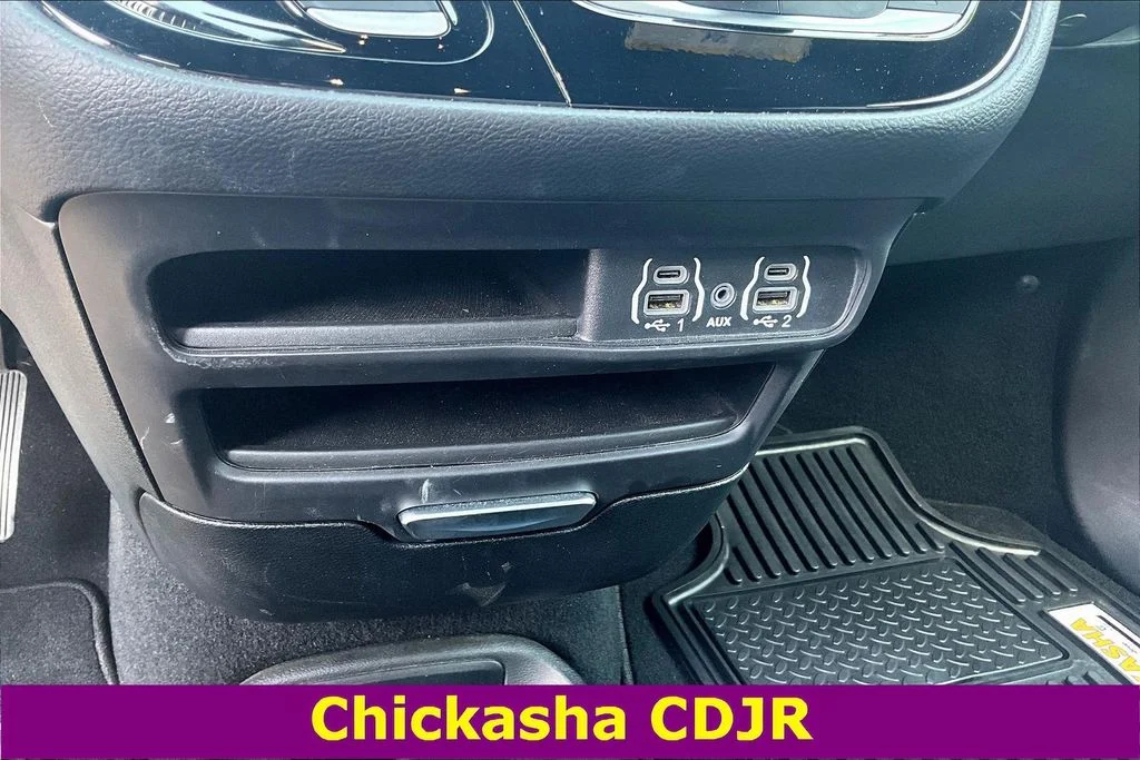 Used 2025 White Chrysler Select image 15
