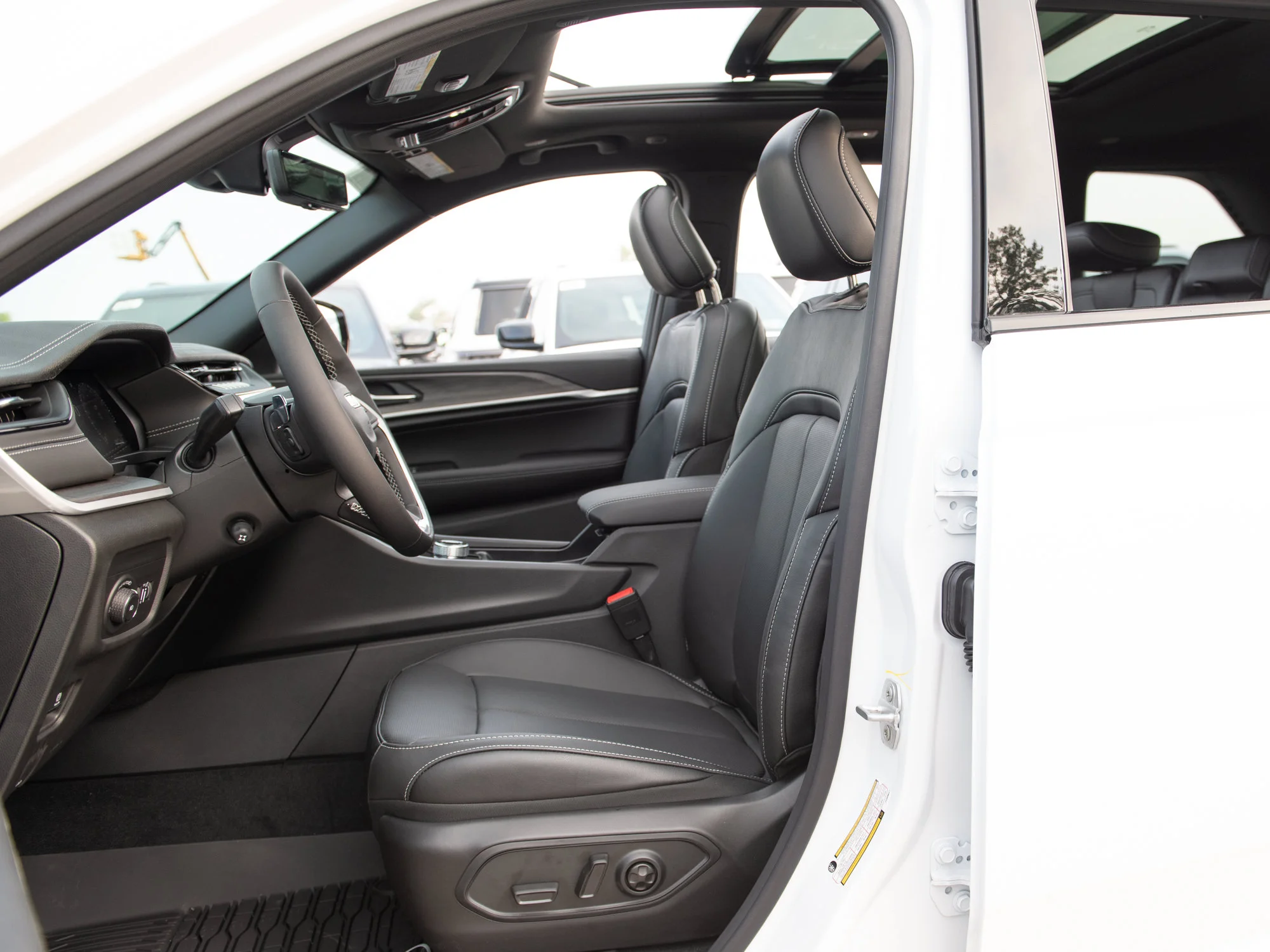 New 2026 White Jeep Limited Reserve* image 27