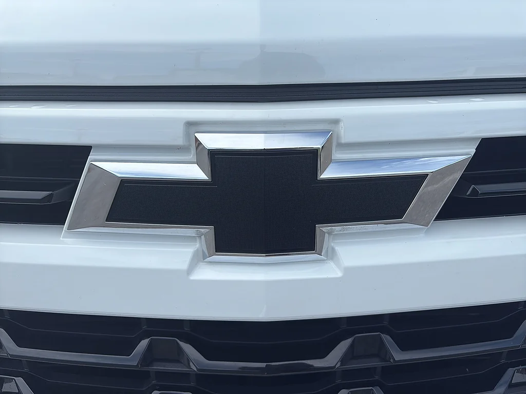Used 2023 Summit White Chevrolet  image 11