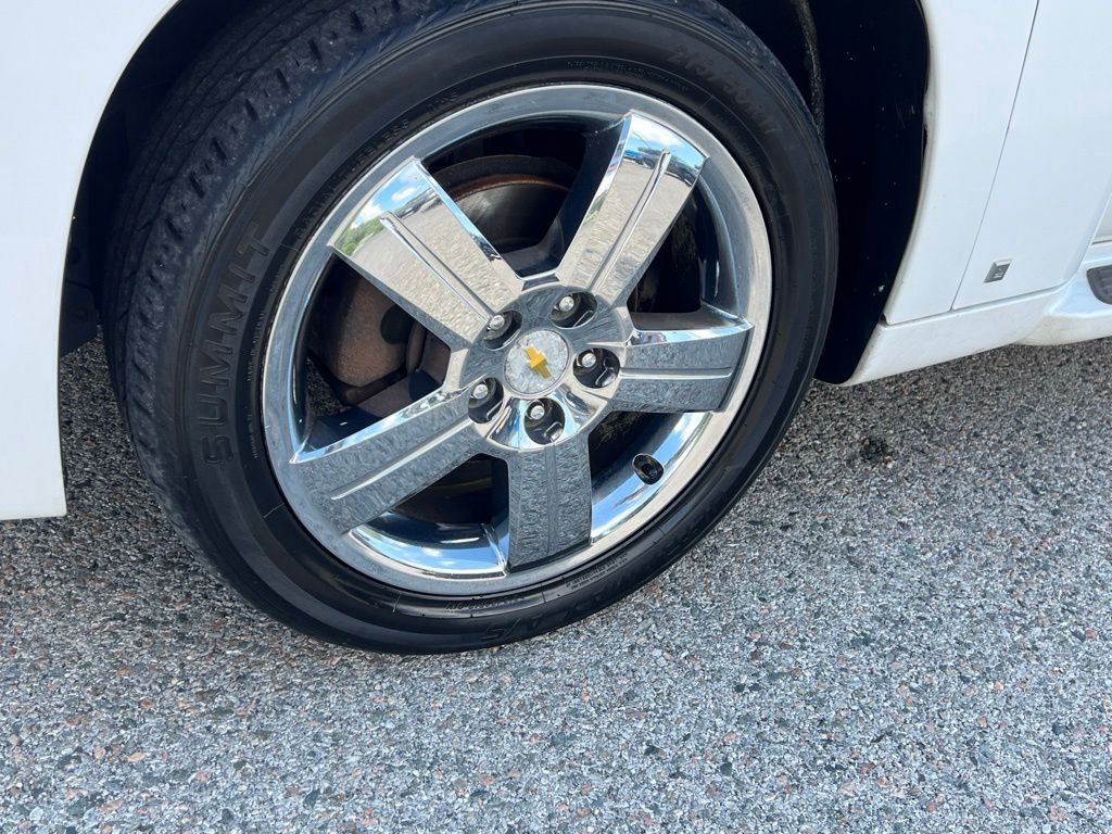 Used 2009 White Chevrolet LT image 4