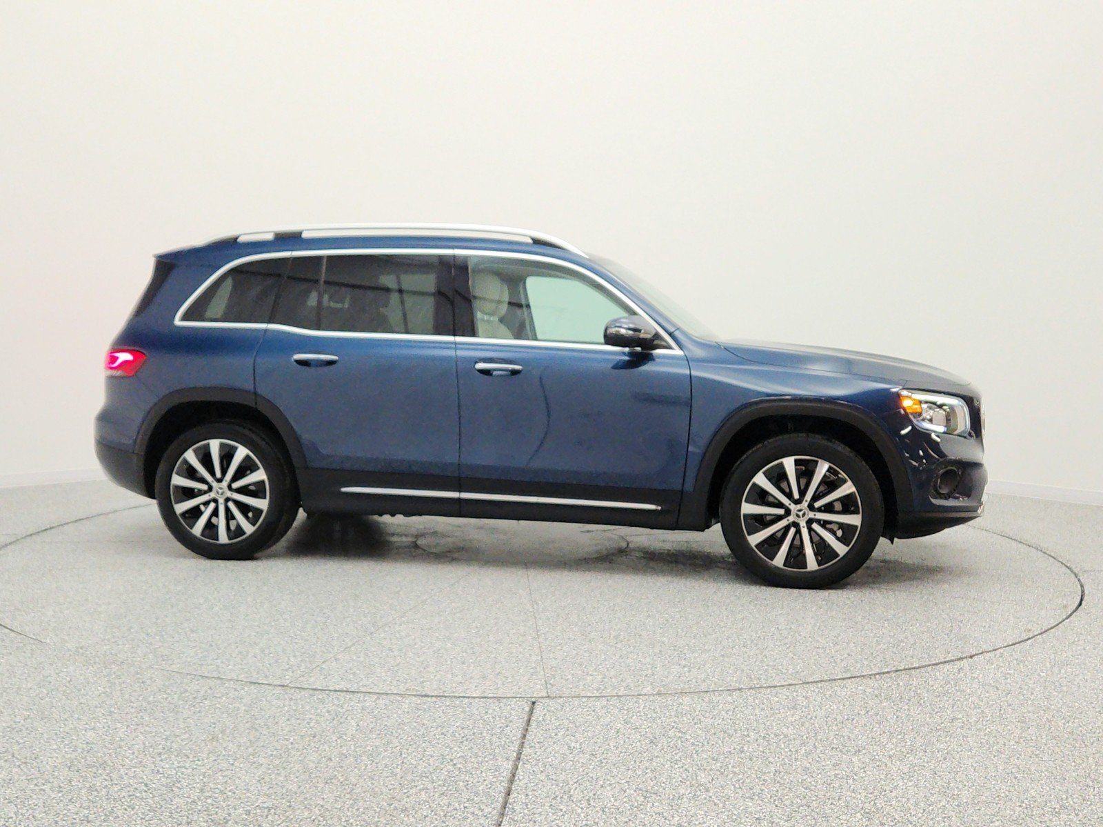Used 2022 Denim Blue Metallic Mercedes-Benz GLB 250 SUV image 4
