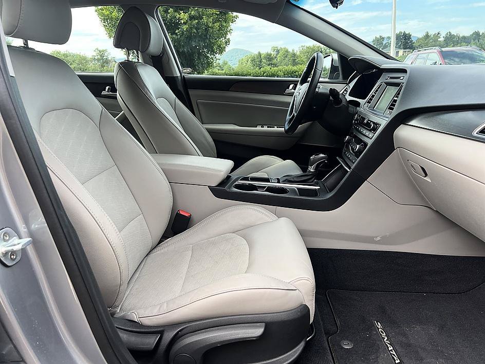 Used 2017 Shale Gray Metallic Hyundai Sport image 19