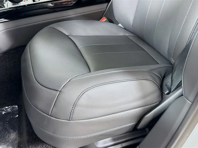 New 2026 Fuji White Land Rover SE image 22