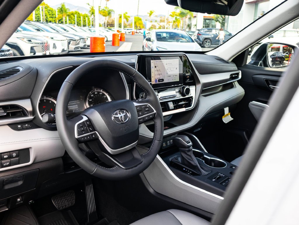 New 2026 Wind Chill Pearl <sup>1</sup> Toyota  XLE image 19