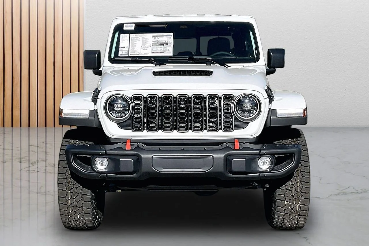 New 2026 Bright White Clear-Coat Exterior Paint Jeep Mojave X image 3