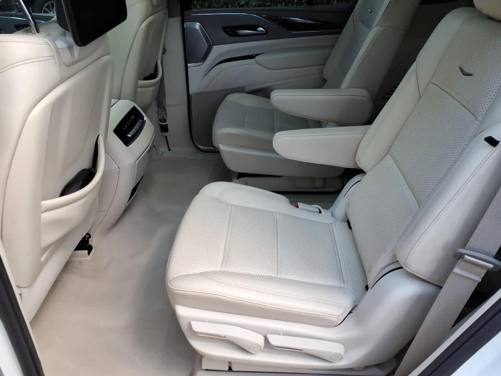 Certified Used 2024 Crystal White Tricoat Cadillac Sport Platinum image 19