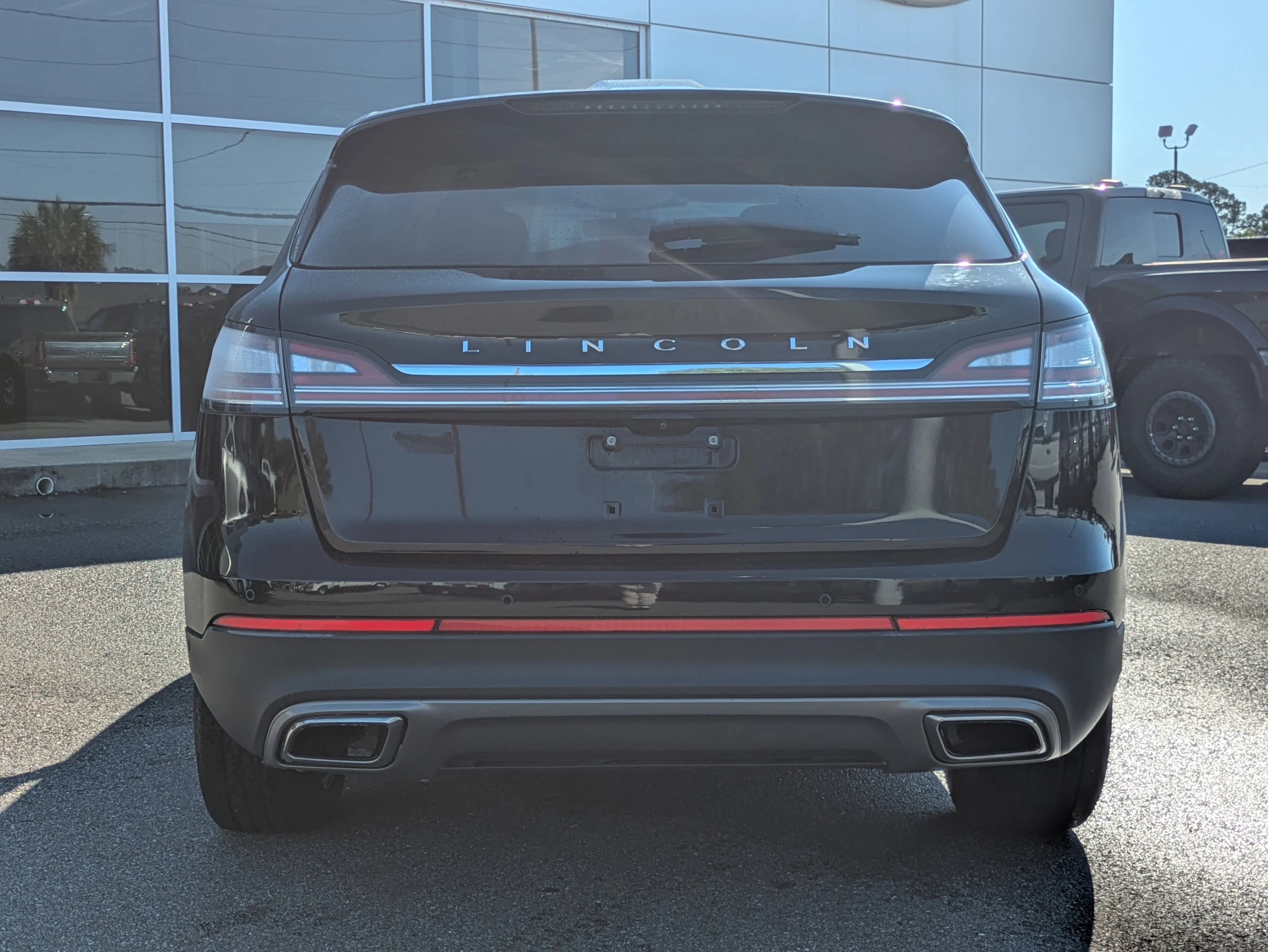 Used 2023 Infinite Black Clearcoat Metallic Lincoln Reserve w/Panoramic Moonroof, Htd & Cld Premium Leather, 13.5 Screen, & 360 Camera image 5