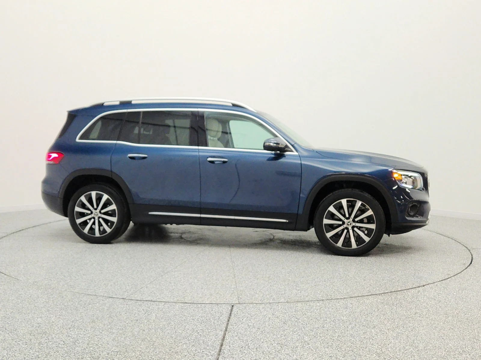 Used 2022 Denim Blue Metallic Mercedes-Benz GLB 250 SUV image 4