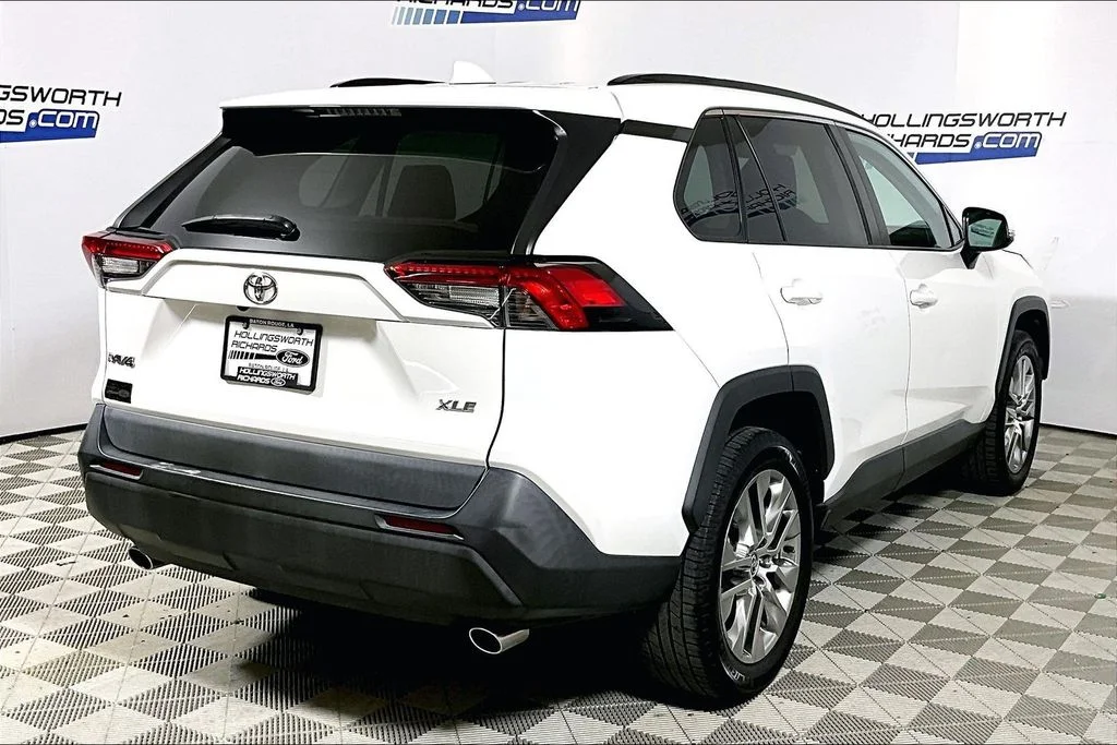 Used 2020 White Toyota XLE Premium image 9