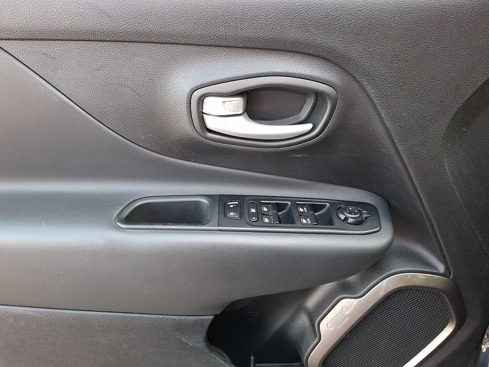 Used 2023 Slate Blue Pearlcoat Jeep Latitude image 11