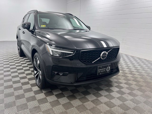 2023 Volvo XC40 B5 Plus Dark Theme